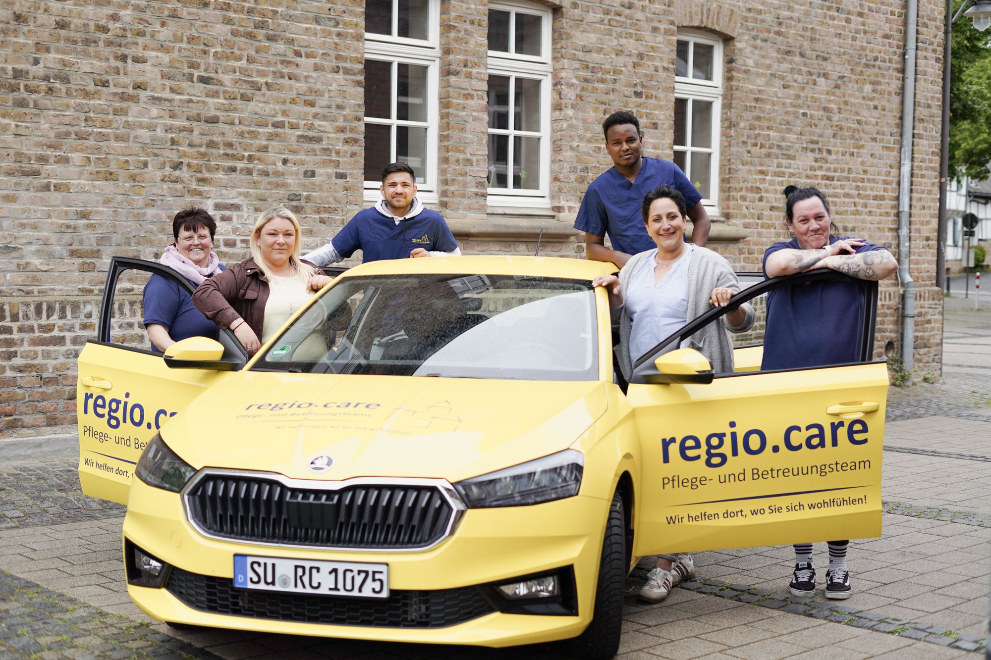 Das regio.care Pflegeteam Alfter mit Dienstwagen