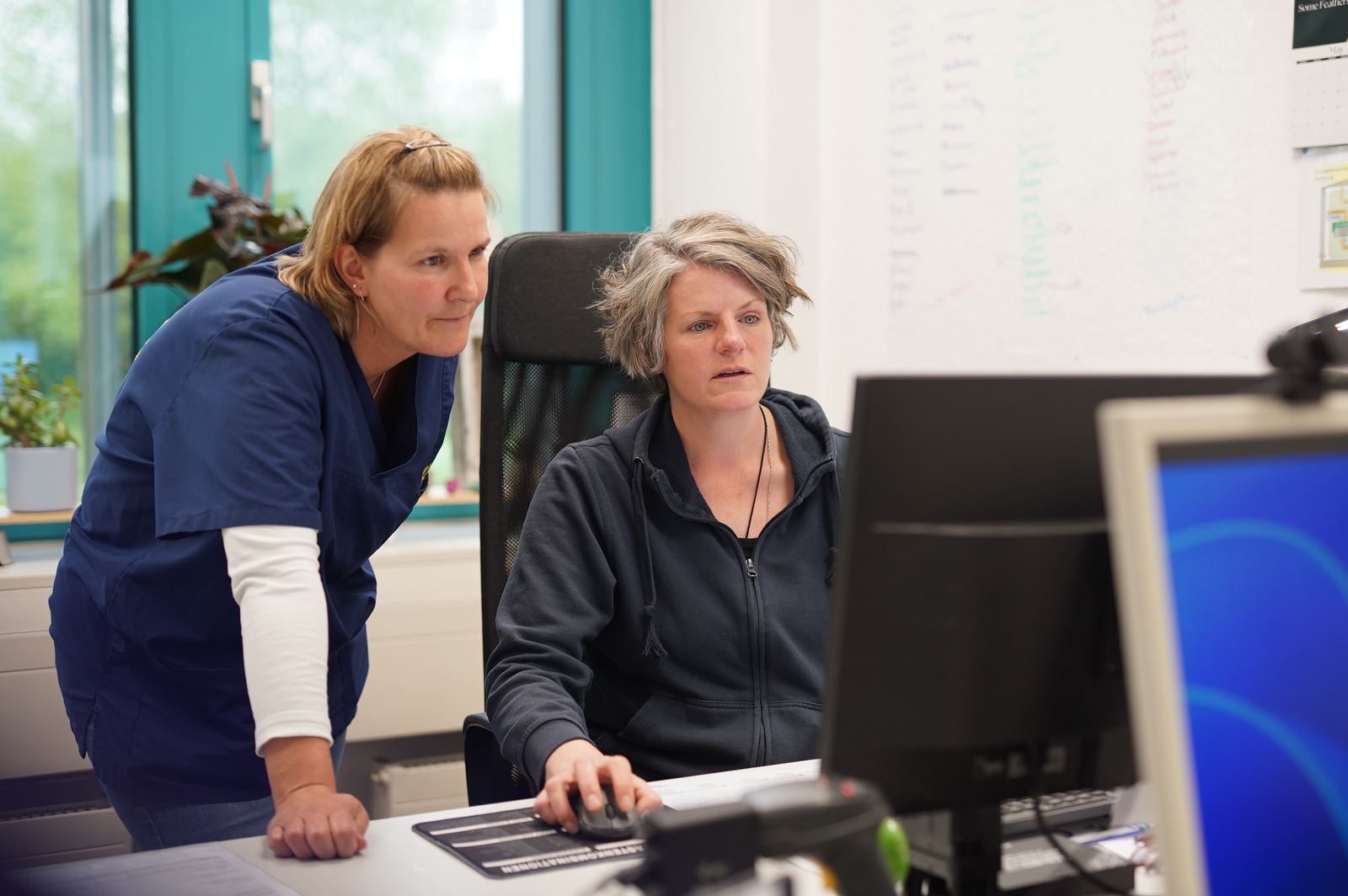 Zwei Mitarbeiterinnen im Büro des Pflegeteams Altenessen