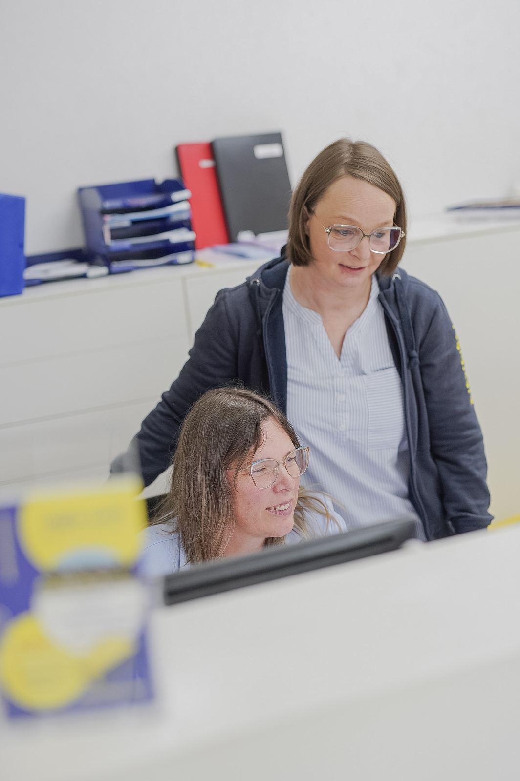 Mitarbeiterinnen am Schreibtisch im Büro Borbeck