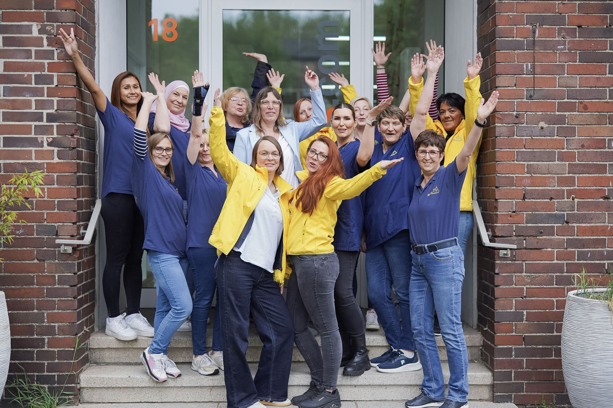 Das regio.care Pflegeteam Borbeck jubelt vor dem Eingang