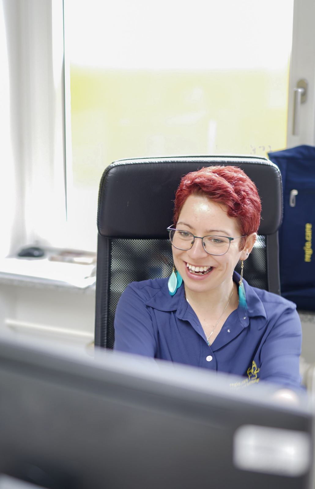 Melanie Höfer vom Pflegeteam Friesdorf am Schreibtisch