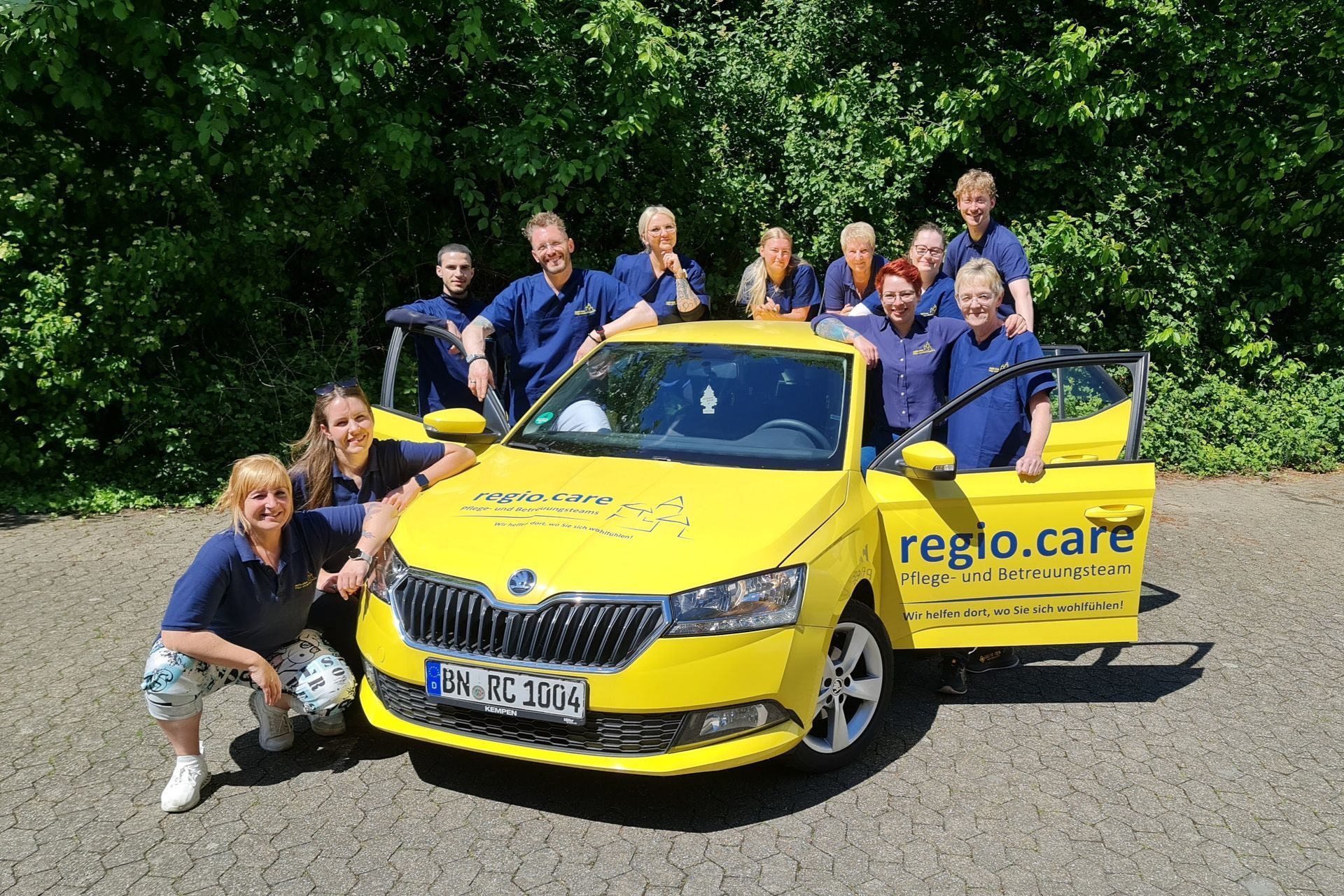 Das Team Friesdorf mit Dienstwagen