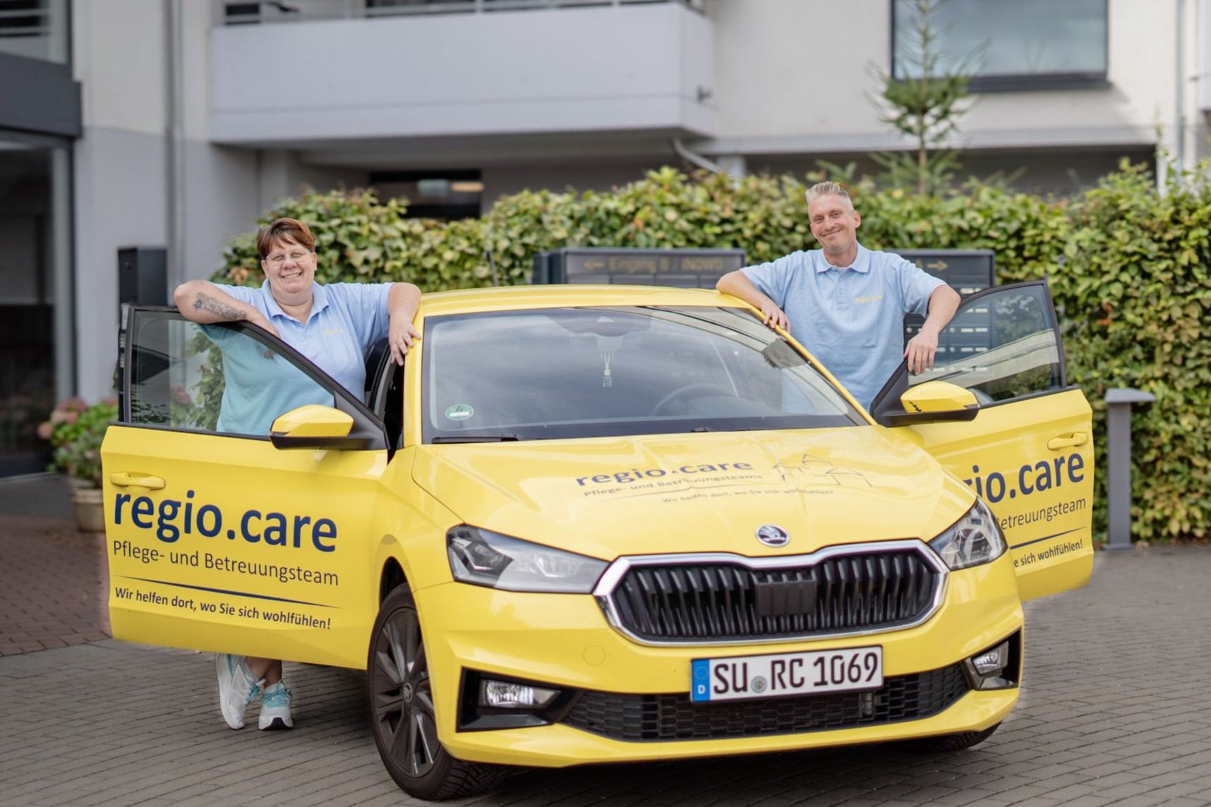 Das Leitungsteam Meckenheim am Dienstwagen