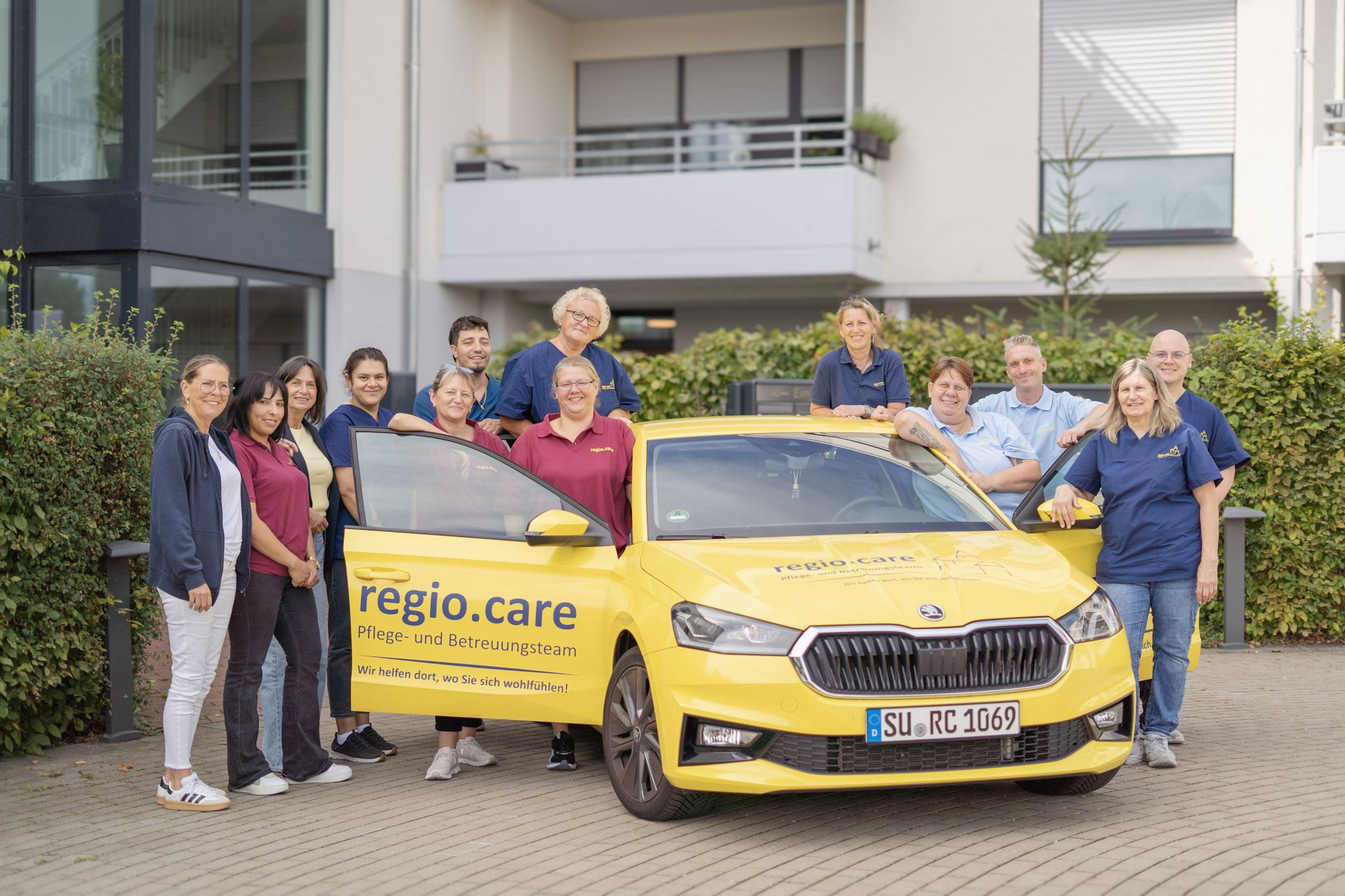 Das regio.care Pflegeteam Meckenheim mit Dienstwagen