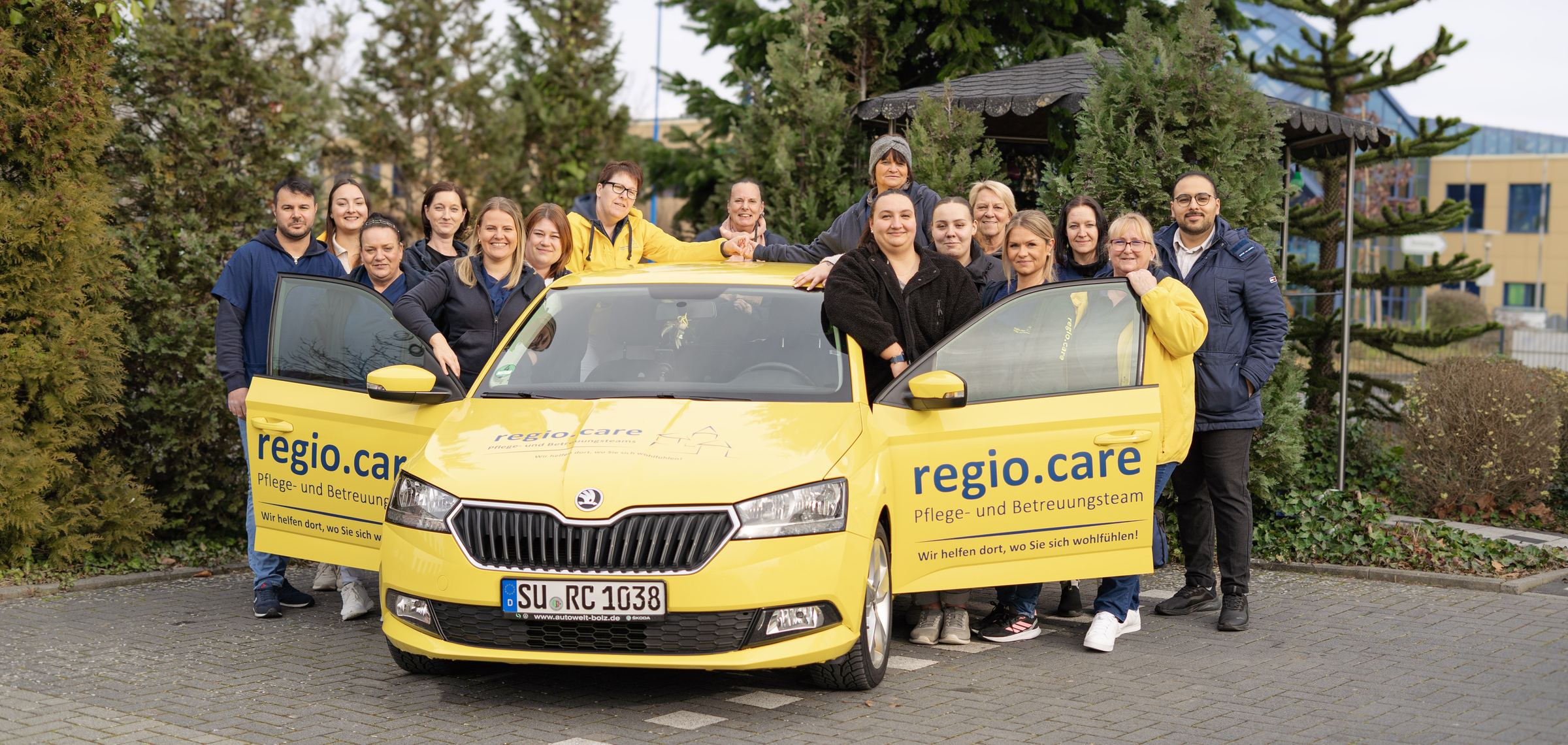 Das regio.care Pflegeteam Rheinbach mit Dienstwagen