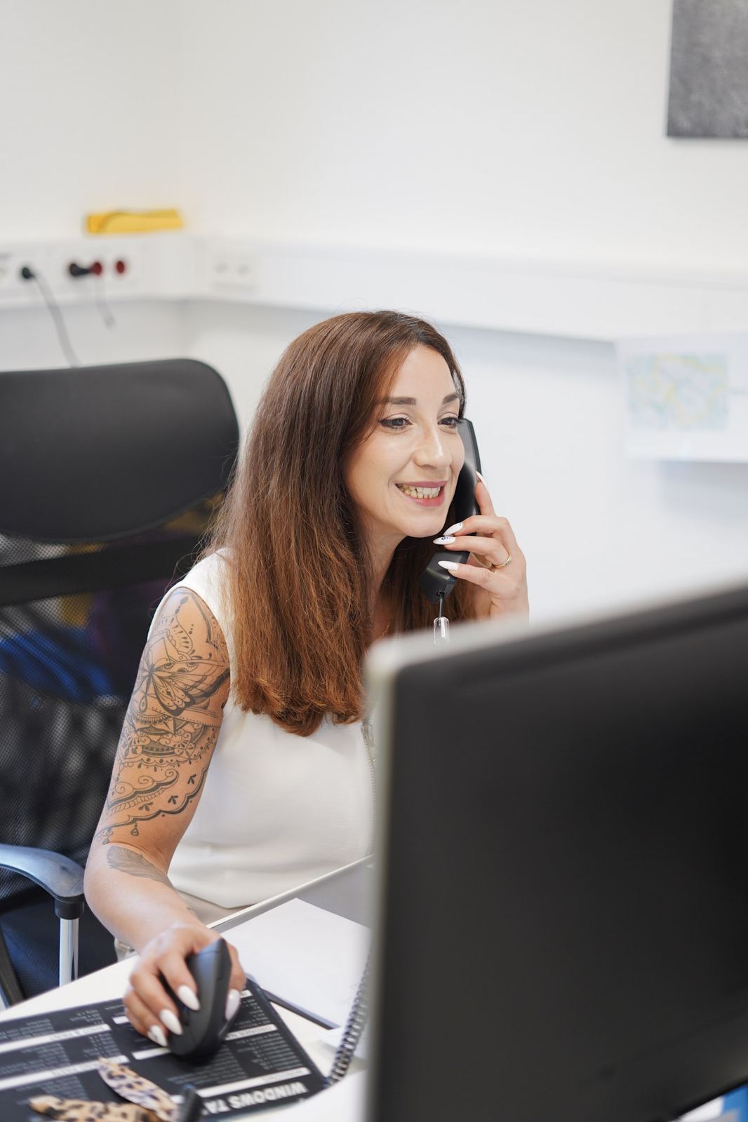 Mitarbeiterin des Teams Sieglar am Telefon