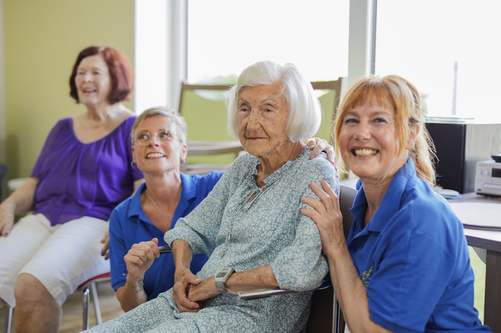 Mitarbeiterinnen und Gäste der Tagespflege Impekoven lachen gemeinsam
