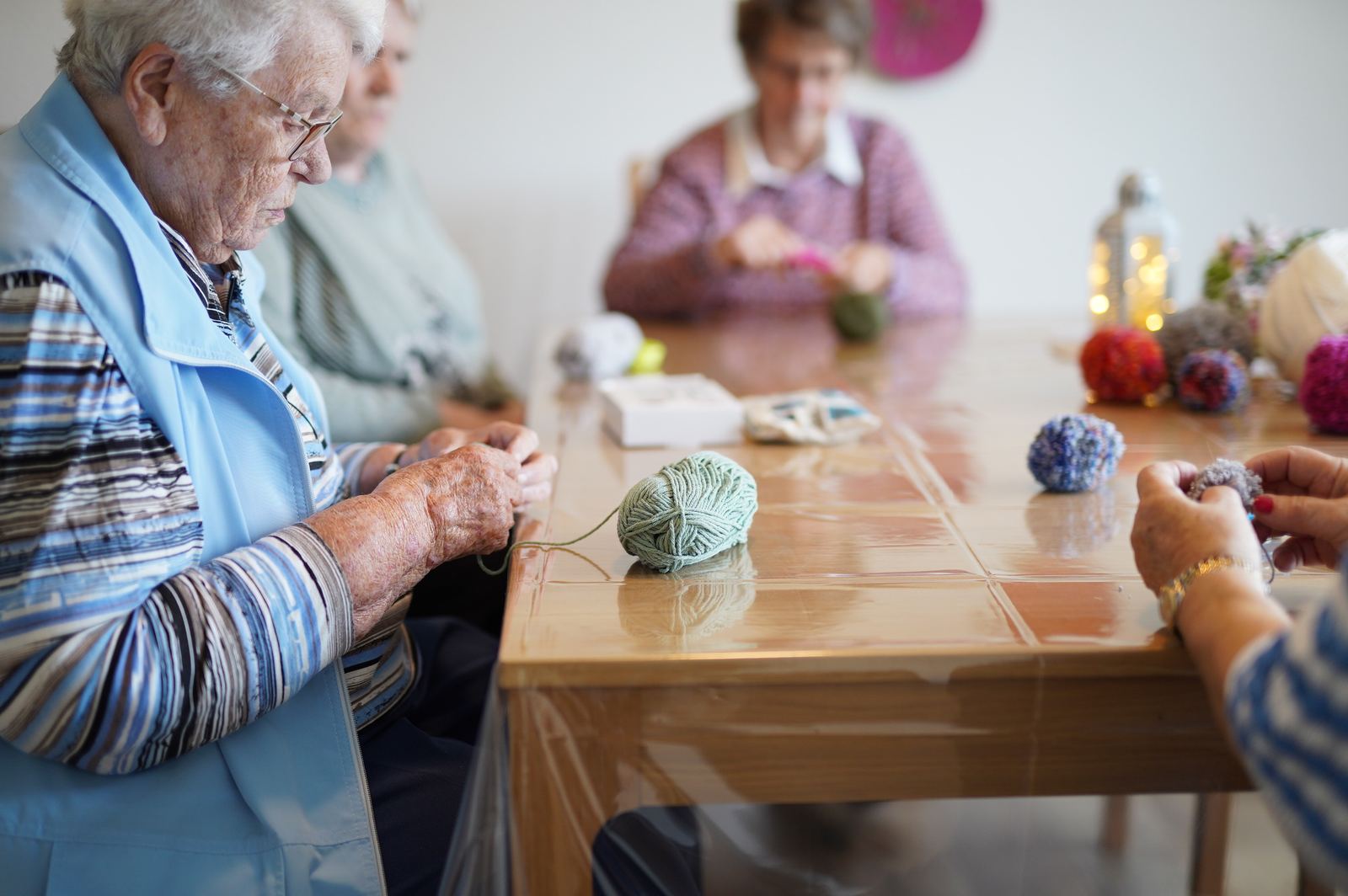 Seniorinnen bei Handarbeiten mit Wolle