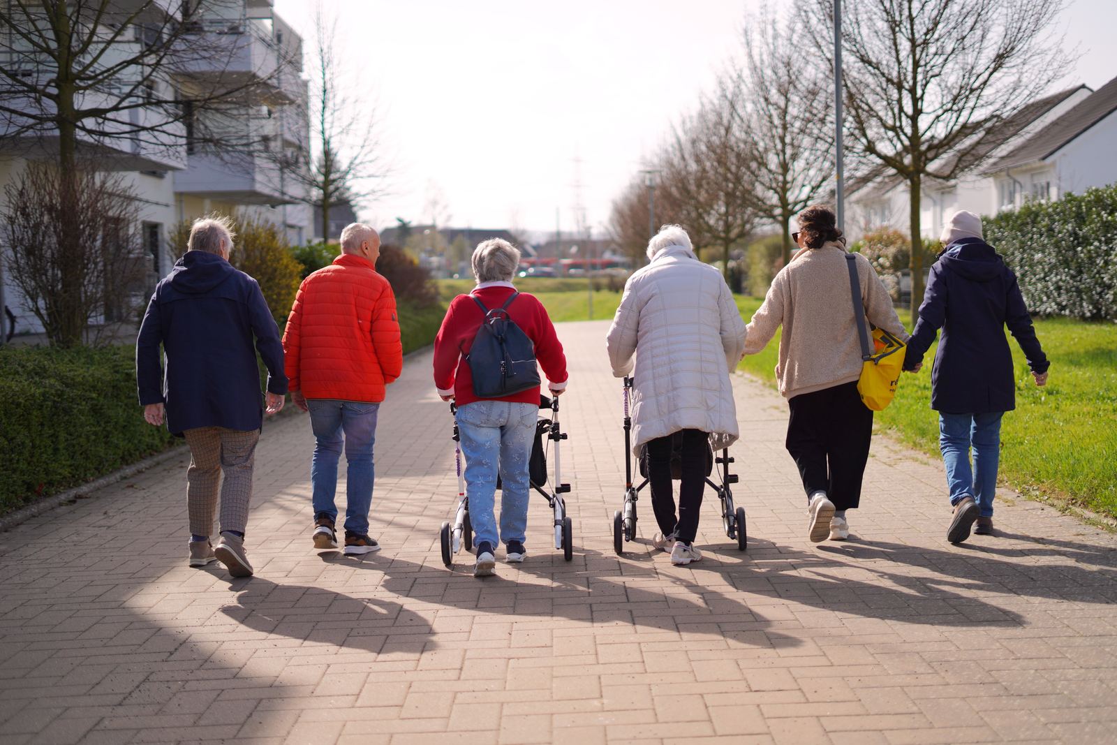 Gemeinsamer Spaziergang mit Rollatoren
