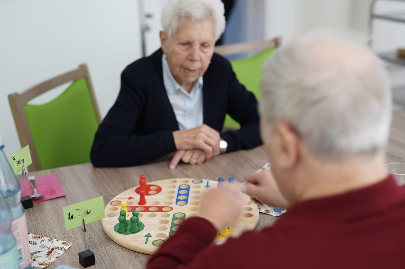 Zwei Gäste spielen ein Brettspiel in der Tagespflege Pattevugel