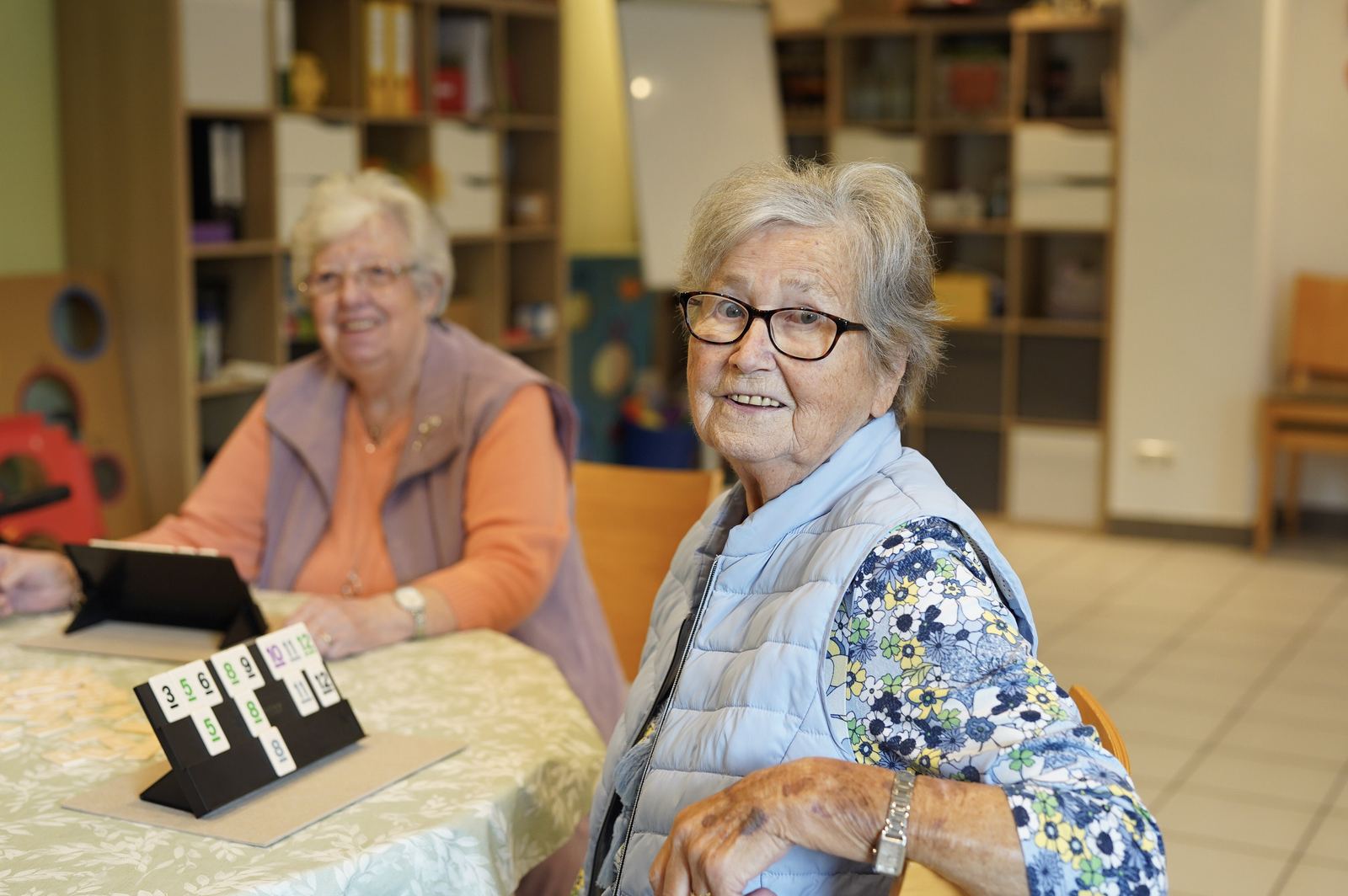 Zwei Seniorinnen am Tisch in der Tagespflege an der Zeche Carl