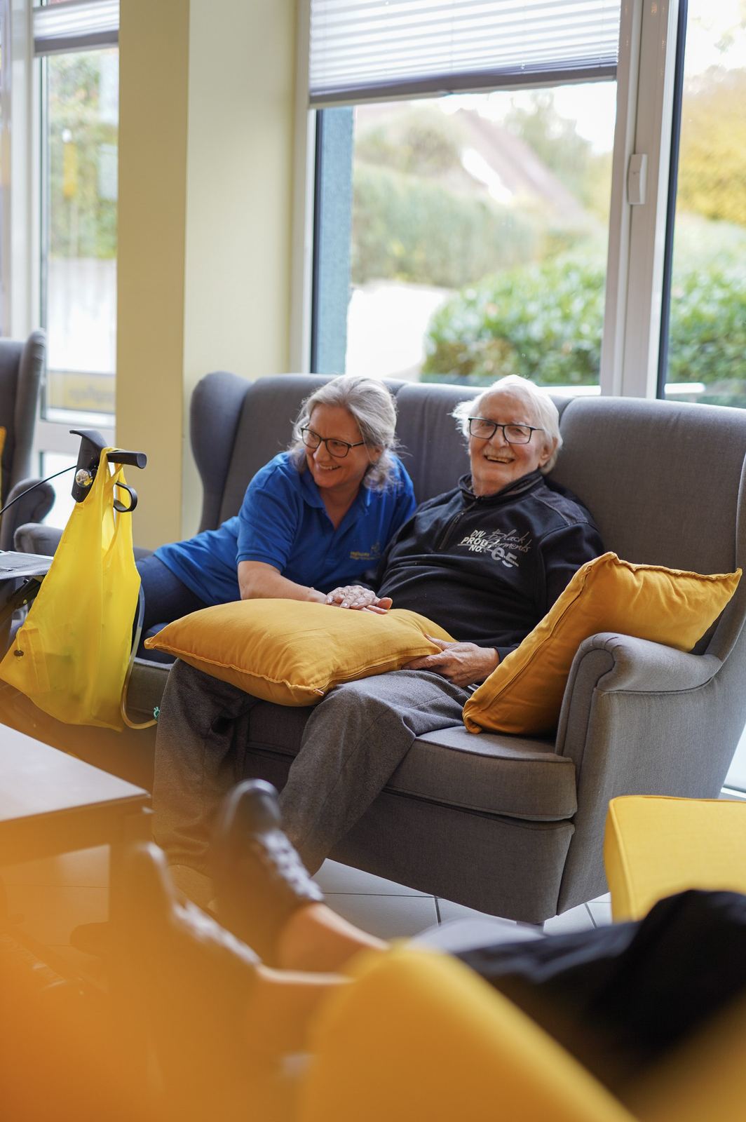 Mitarbeiterin und Gast auf dem Sofa