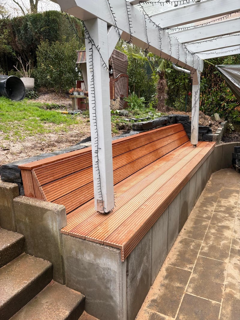 Eingebaute Holzbank mit Pergola an der Terrasse