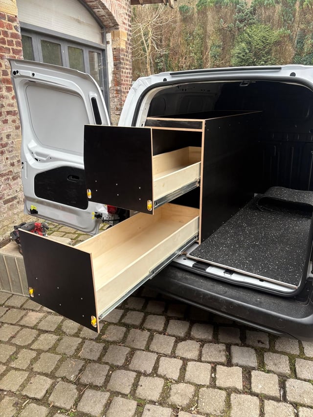 Maßgefertigtes Schubladenmodul aus Holz im Kastenwagen
