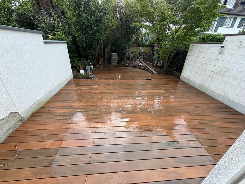 Frisch verlegte, geölte Holzterrasse
