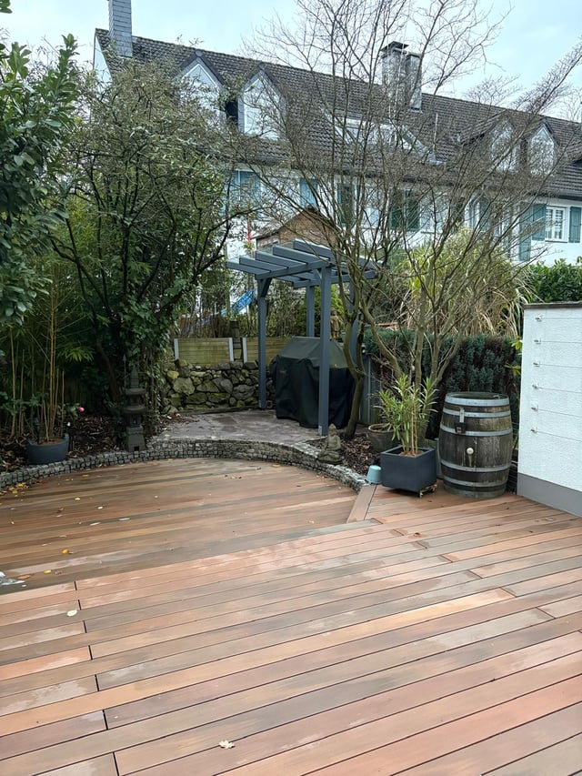 Holz-Pergola und Unterstand im Garten