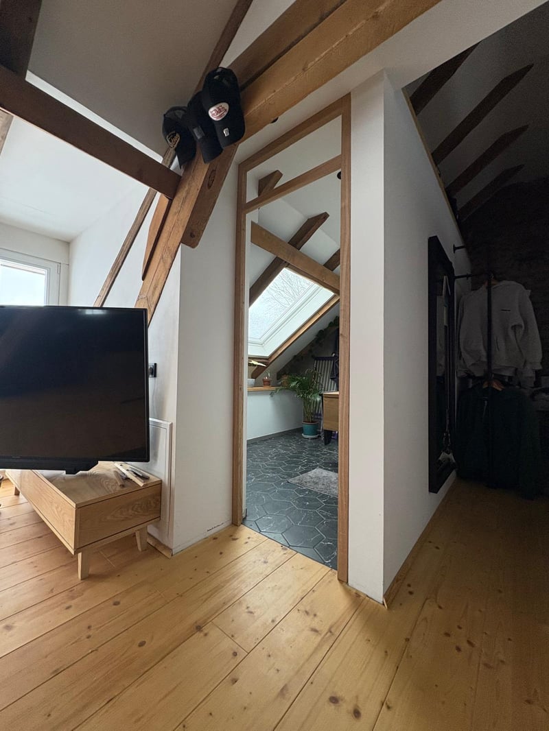 Innenausbau im Dachgeschoss mit Holzbalken