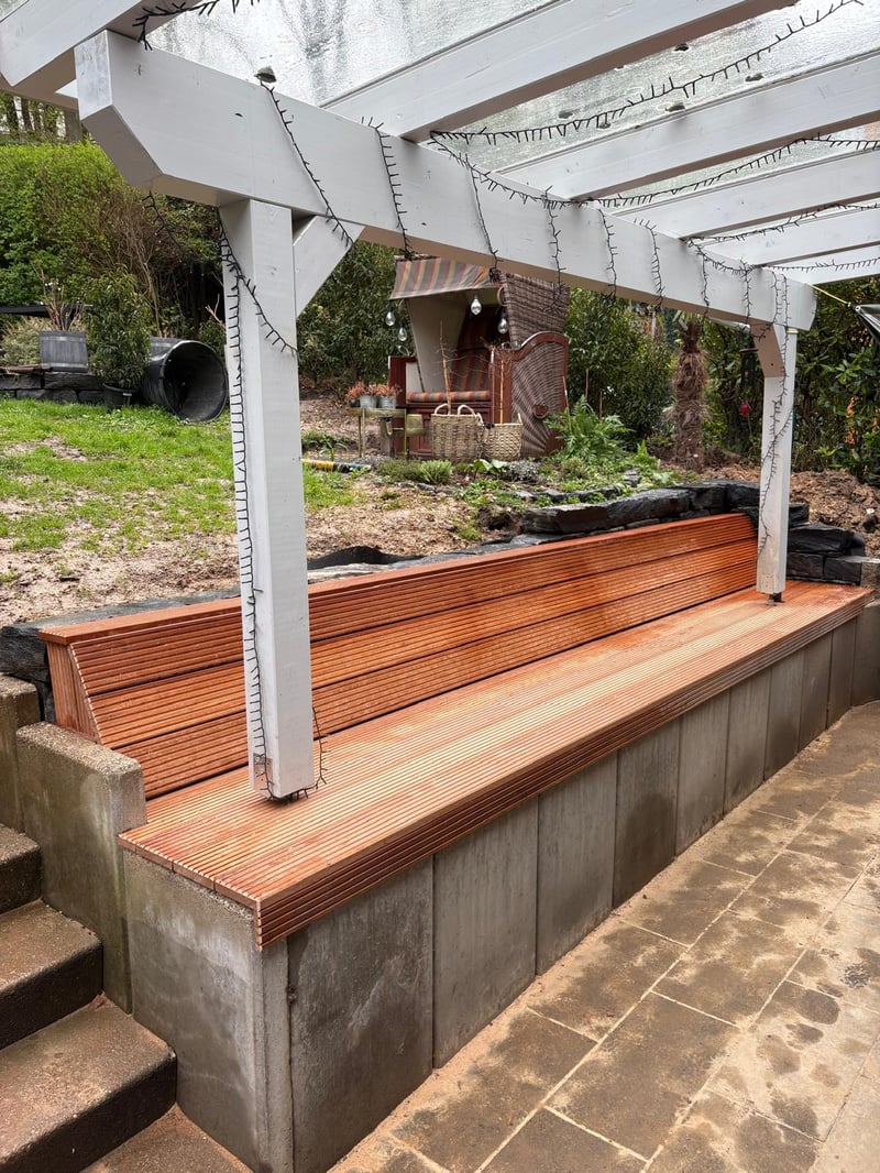 Gebaute Sitzbank aus Terrassendielen