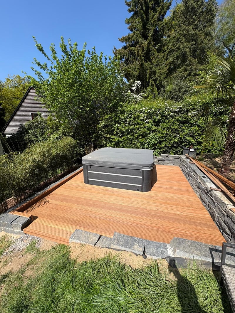 Neu gebaute Holzterrasse mit Whirlpool im Garten