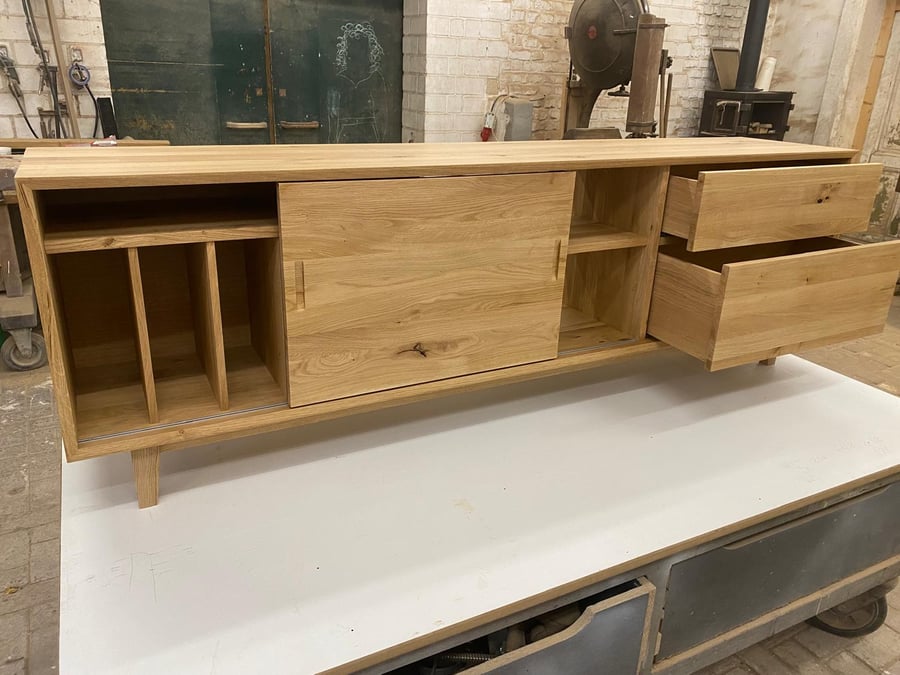 Eichen-Sideboard mit offenen Schubladen in der Werkstatt