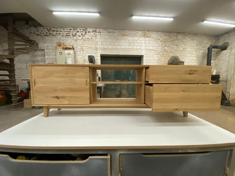 Handgefertigtes Sideboard in der Tischlerwerkstatt