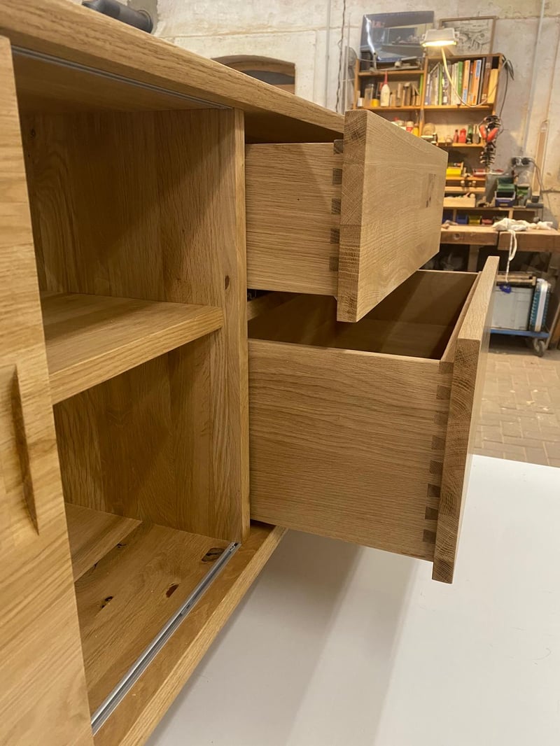 Schwalbenschwanz-Schublade am Eiche-Sideboard