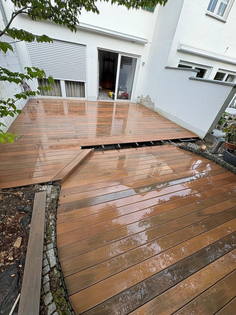 Fertig verlegte Holzterrasse rund ums Haus