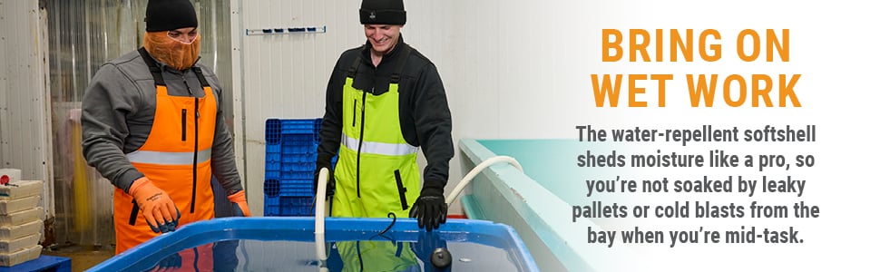 A por el trabajo mojado. El softshell repelente al agua repele la humedad como un profesional, para que no te empapes con palés con fugas o ráfagas de aire frío del puerto cuando estás trabajando.