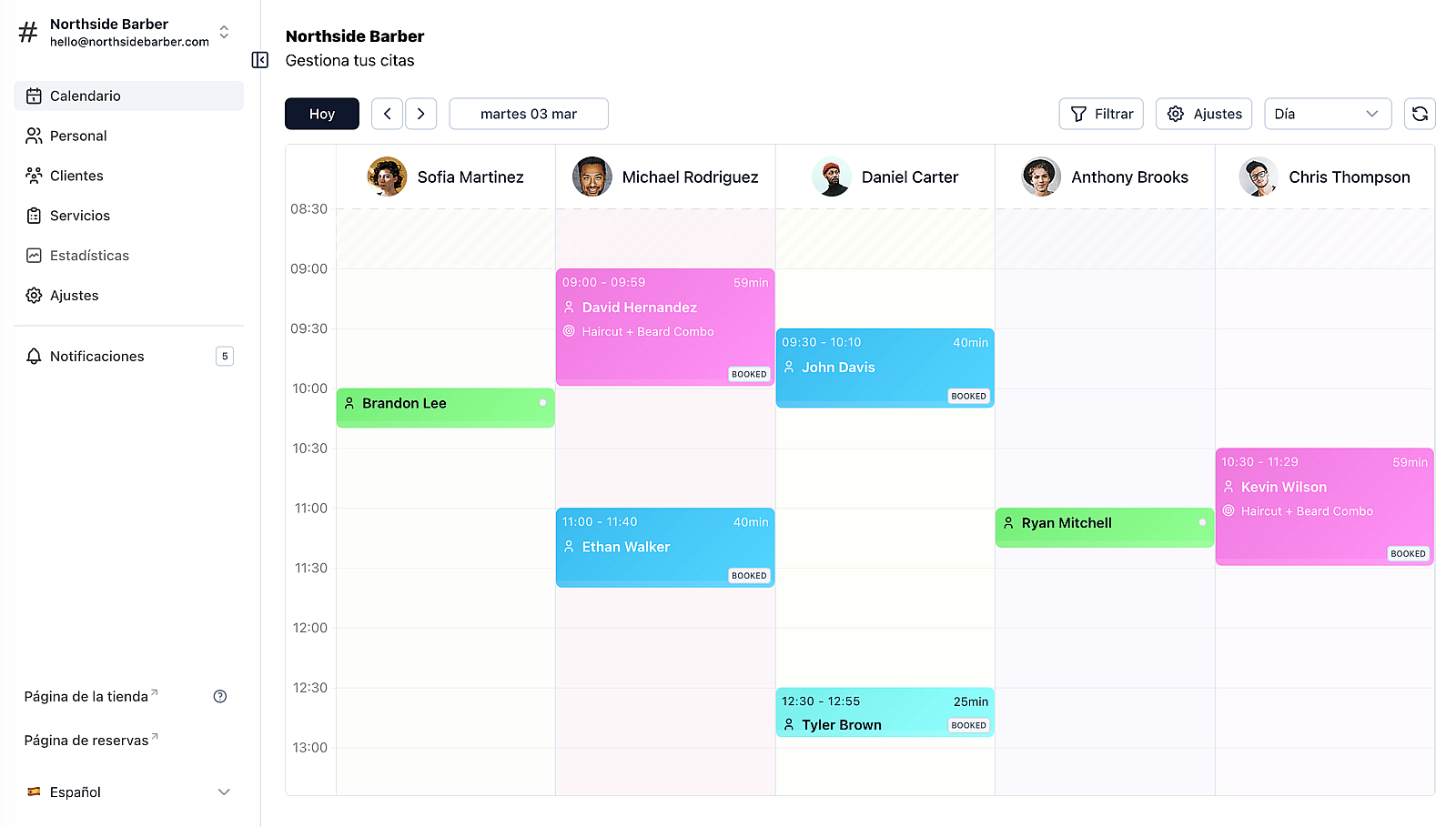 Interior moderno de barbería con puestos profesionales