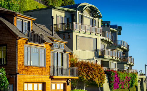 Picture of homes along the shore near the boardwalk in Sausalito, California