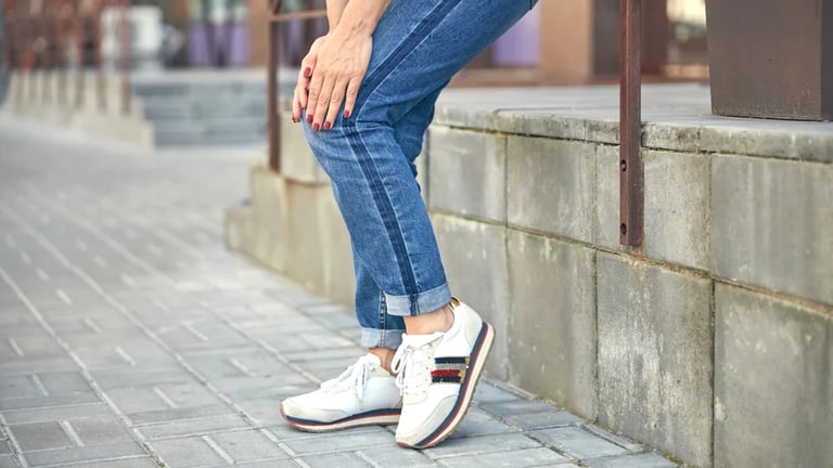 痛風是尿酸於關節腔結晶沉澱，導致急性關節疼痛的狀況