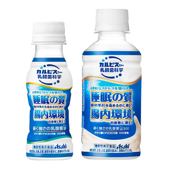 「届く強さの乳酸菌W」是由可爾必思公司所推出的乳酸菌飲料，主打舒緩心理壓力、改善睡眠品質及調整腸道菌叢。