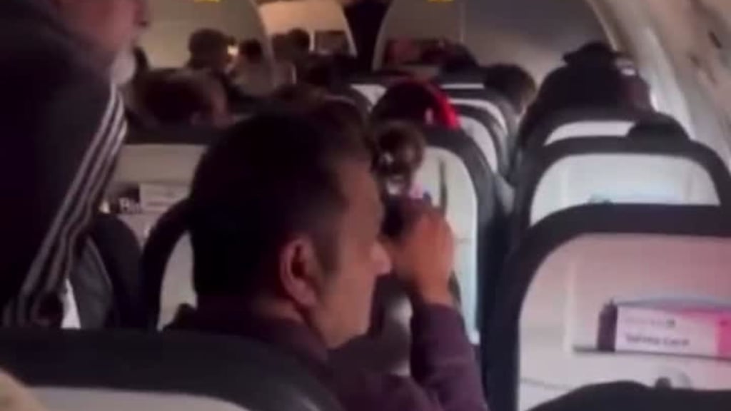 Evacúan avión United Airlines por falla en motor antes de despegar 4