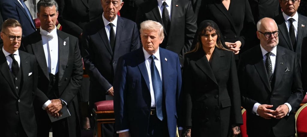 El mandatario estadounidense acudió al acto solemne vistiendo un traje azul marino y una corbata de un azul más claro, lo que generó comentarios debido a las normas de etiqueta recomendadas por el Vaticano para este tipo de ceremonias.