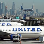 Un herido grave tras colisión entre aeronave y un remolcador de aviones en aeropuerto de Chicago