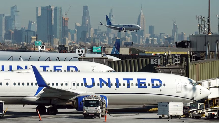 Un herido grave tras colisión entre aeronave y un remolcador de aviones en aeropuerto de Chicago