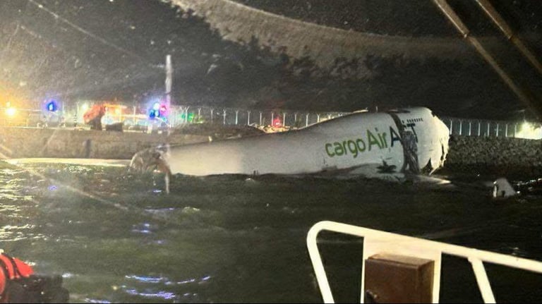 Avión de carga en Hong Kong sale de la pista y cae al mar; reportan una persona muerta