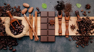 Aunque el 13 de septiembre es asociado con el Día Internacional del Chocolate, existe también otra fecha dedicada a este alimento: el 7 de julio, conocido como Día Mundial del Chocolate. En cualquiera de los dos casos, la ocasión sirve como excusa para disfrutarlo en tabletas, bebidas, tartas, bombones y otros postres.