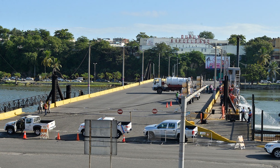 El Puente Flotante, sobre el río Ozama, comunica el Distrito Nacional con la comunidad de Villa Duarte, municipio Santo Domingo Este.