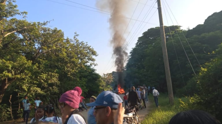 VIDEO: Incendian neumáticos y paralizan el tránsito en San Juan por arreglo de calles