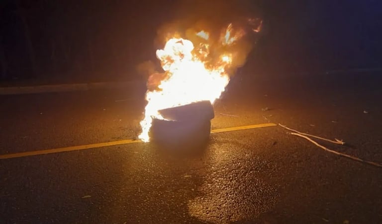 VIDEO: Reportan protesta por apagones con cacerolazos y quema de neumáticos en Santo Domingo Norte
