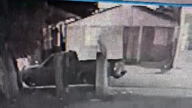 Una cámara de seguridad captó el momento en que una joven madre fue atacada con impactos de balas por varios desconocidos encapuchados mientras caminaba junto a su pareja.