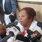 Fue asistida tras llamar al 911. La joven confirmó que no es la primera vez que Ovalles la maltrata y que existen denuncias previas en su contra.
