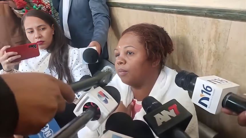 Fue asistida tras llamar al 911. La joven confirmó que no es la primera vez que Ovalles la maltrata y que existen denuncias previas en su contra.