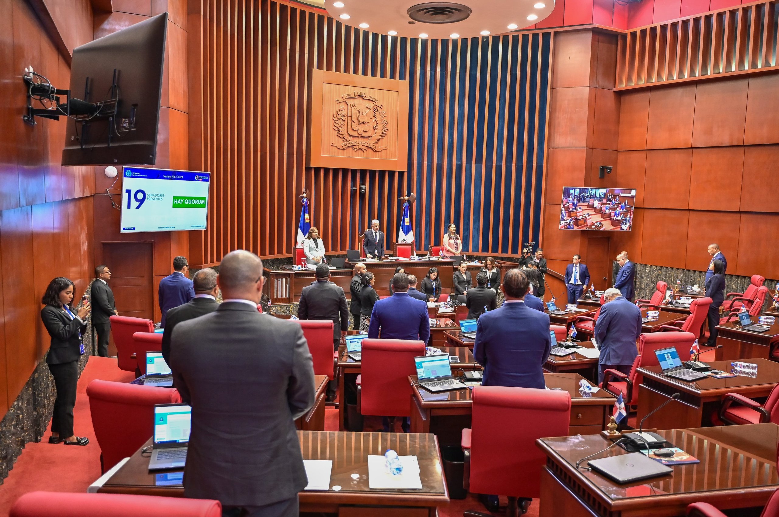 Senado convierte en ley el presupuesto del 2025 por más de un billón de ...