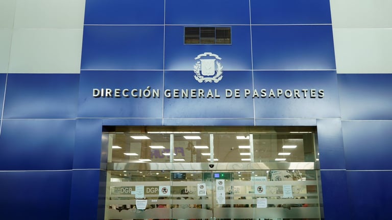 Caos en Pasaportes: largas filas, fallas en el sistema y desesperación entre los usuarios