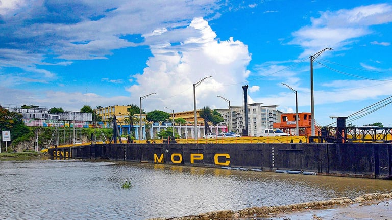 Reabren puente flotante tras trabajos de limpieza por lluvias de Melissa