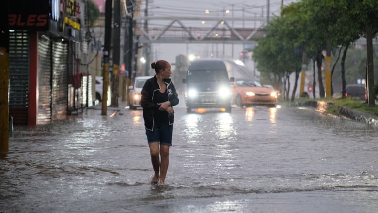 Sectores vulnerables en SDE permanecen alerta ante posibles inundaciones por Melissa