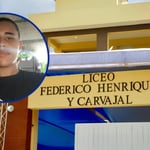 “No busco culpables, busco respuestas”: padre lleva ataúd de su hijo a liceo y exige esclarecer su muerte