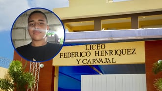 “No busco culpables, busco respuestas”: padre lleva ataúd de su hijo a liceo y exige esclarecer su muerte